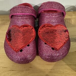 CROCS PINK & RED LINED FUZZY CLOG SANDALS SHOES RED SEQUIN HEART W6 M6